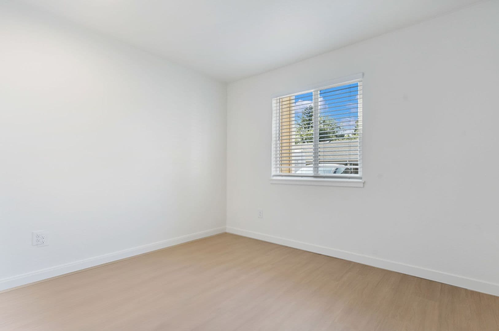 Gresham Apartment: 805 NE Kane Drive