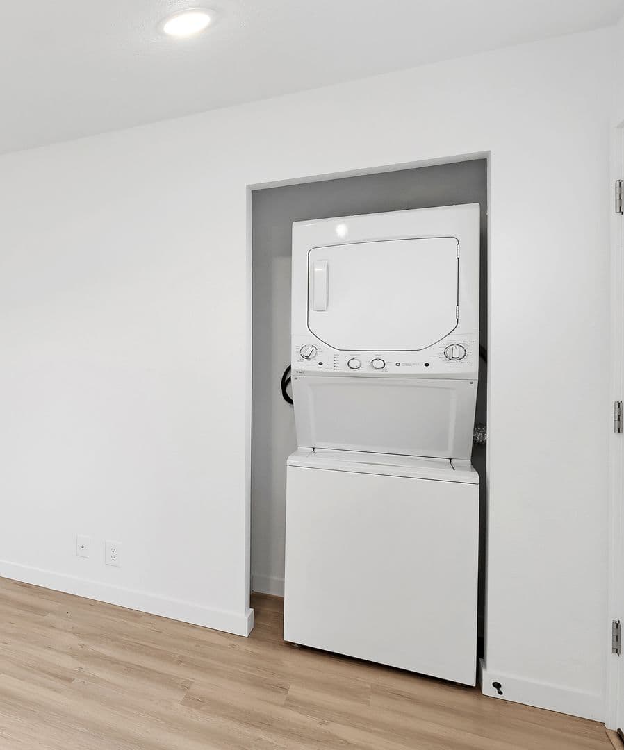 Hillsboro Apartment: 663-666 E Main St