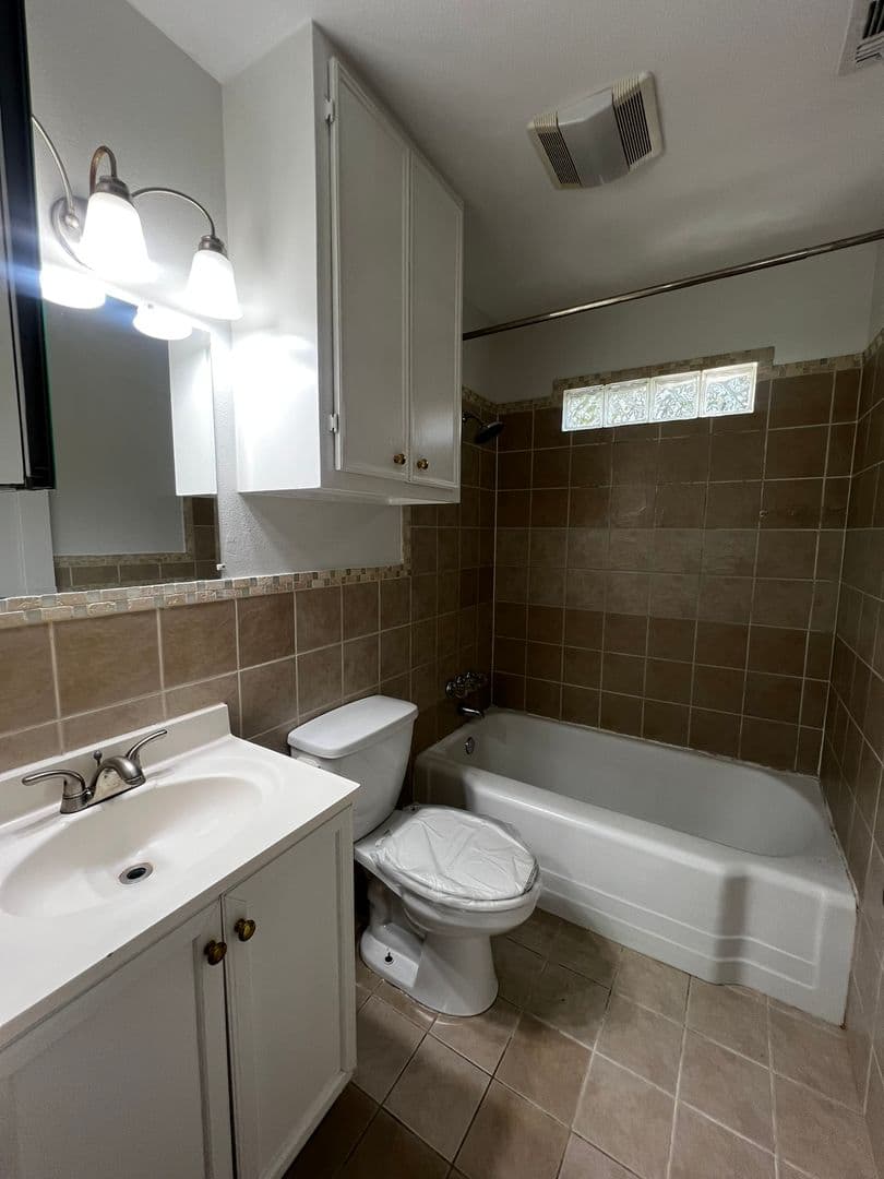 Austin House: 2006 Hamilton Ave