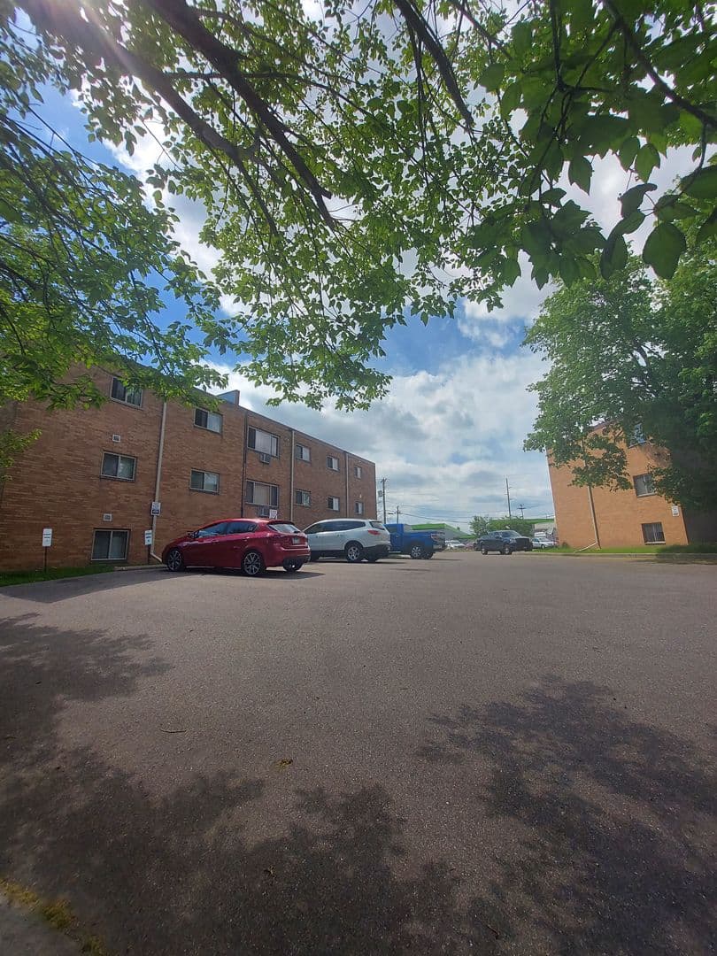 St Paul Apartment: 441 Lynnhurst Ave West