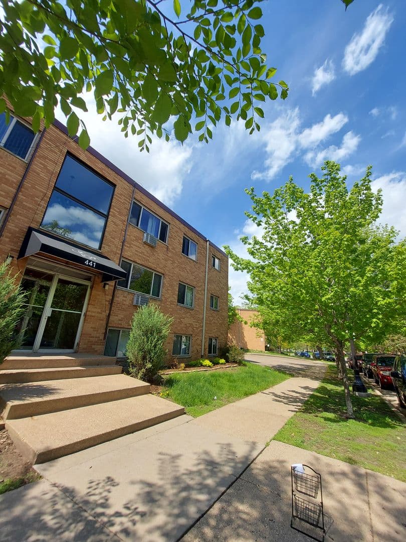 St Paul Apartment: 441 Lynnhurst Ave West