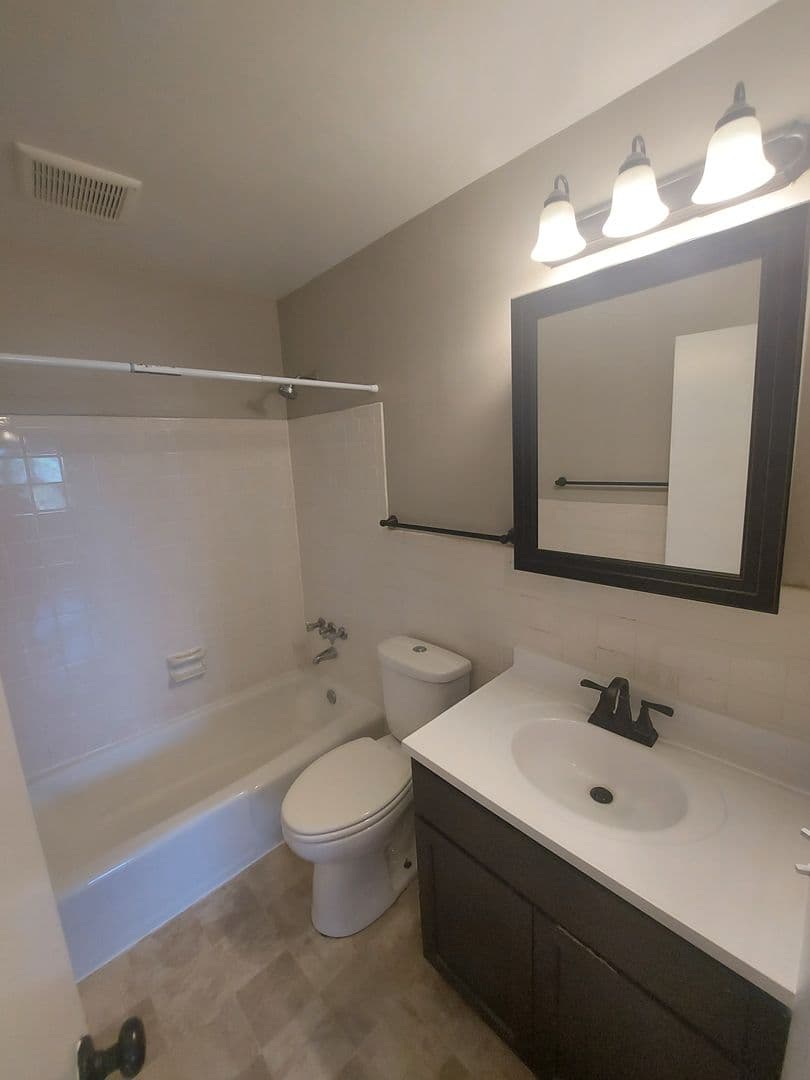 St Paul Apartment: 441 Lynnhurst Ave West