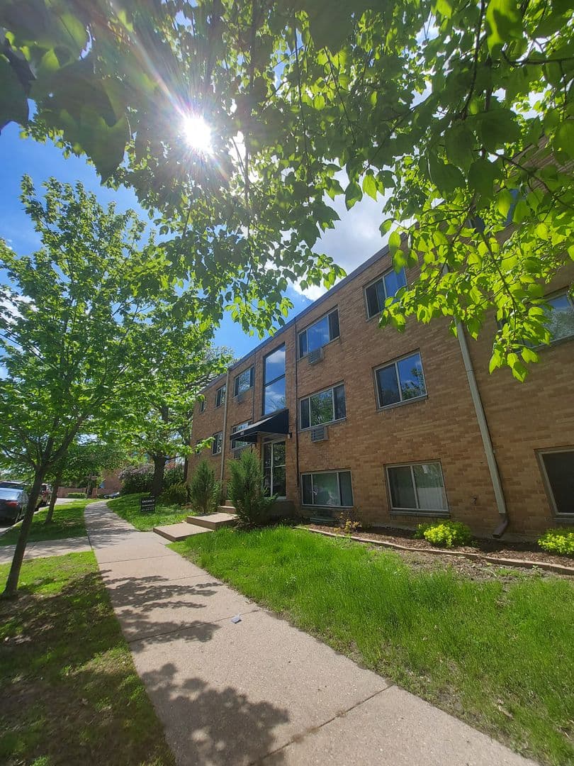 St Paul Apartment: 441 Lynnhurst Ave West
