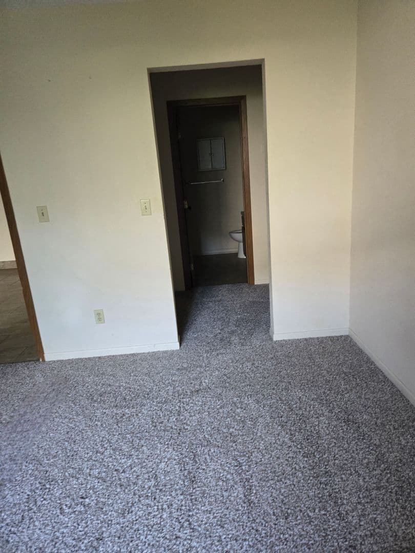 Buffalo Apartment: 911 6th Avenue NE