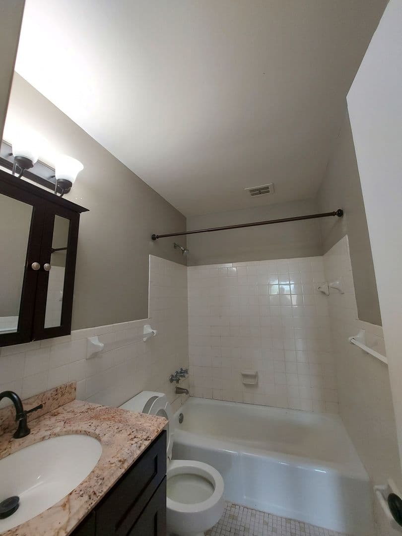 St Paul Apartment: 441 Lynnhurst Ave West