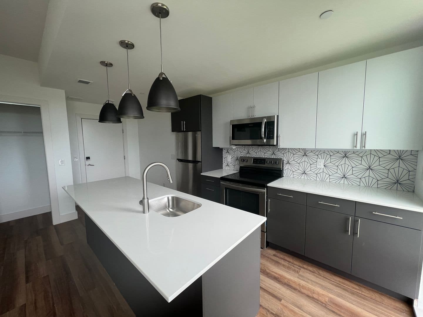 Philadelphia Apartment: 3029 W Glenwood Ave - 505