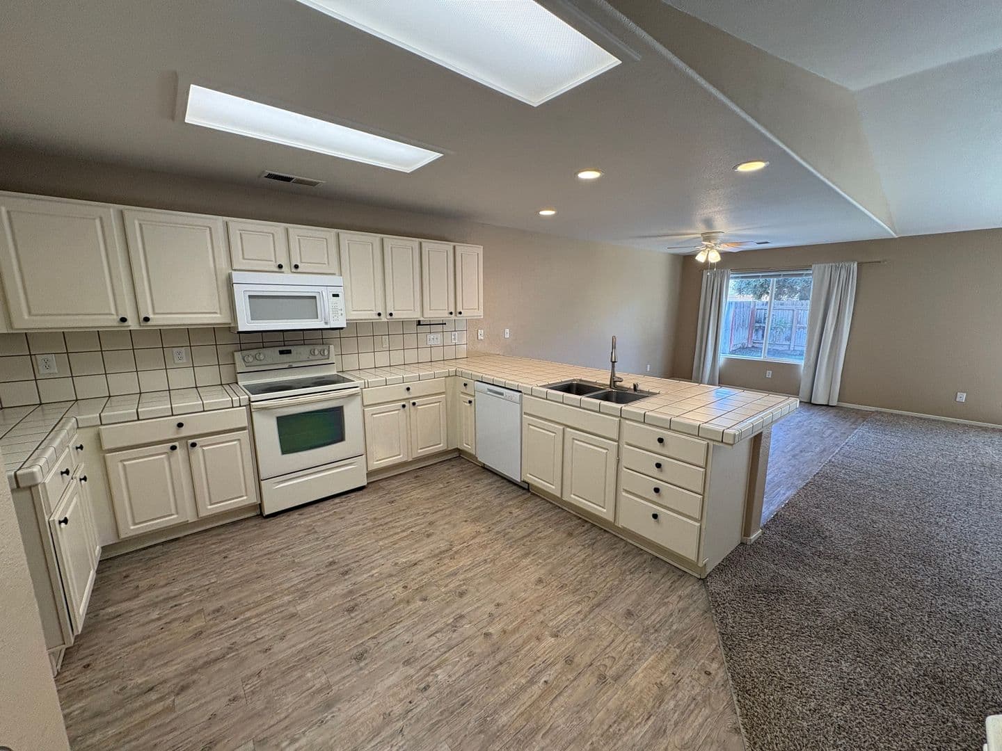 Visalia House: 2967 West Jerome Ave