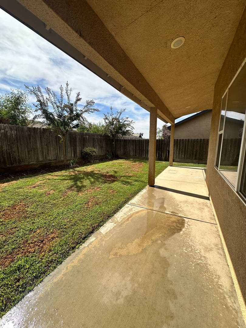 Farmersville House: 421 W. Trinta St