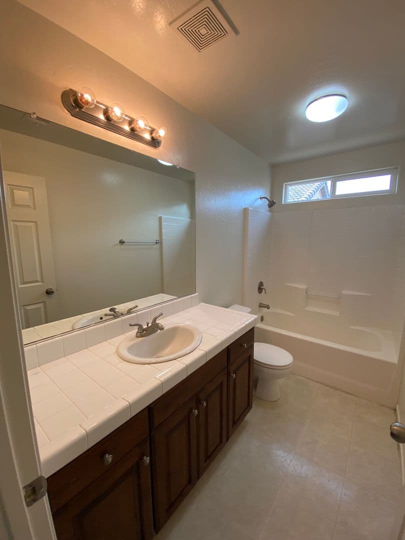 Visalia House: 1025 West Reese Ct