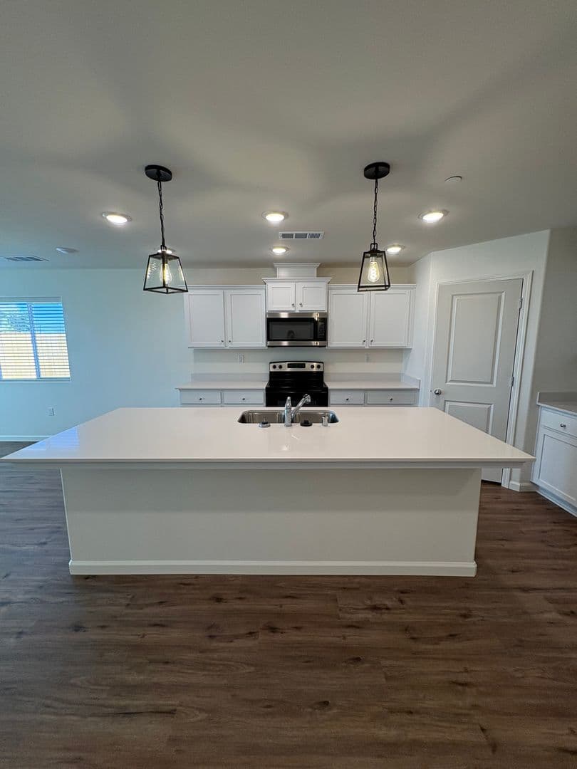 Visalia House: 30643 Marigold Road