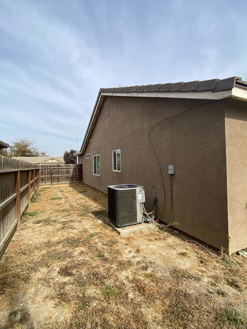 Visalia House: 1025 West Reese Ct