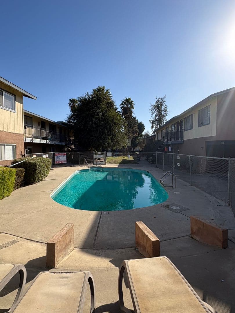 Visalia Apartment: 615 S Demaree St