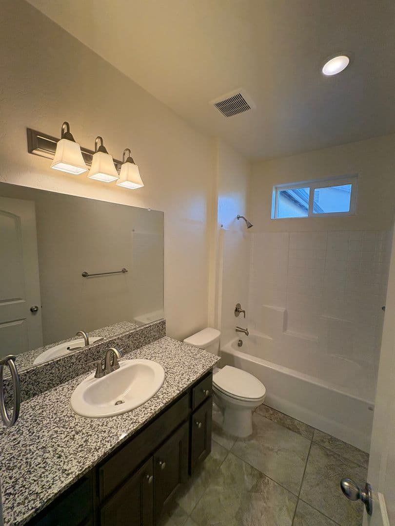 Visalia House: 3208 North Rova Ct