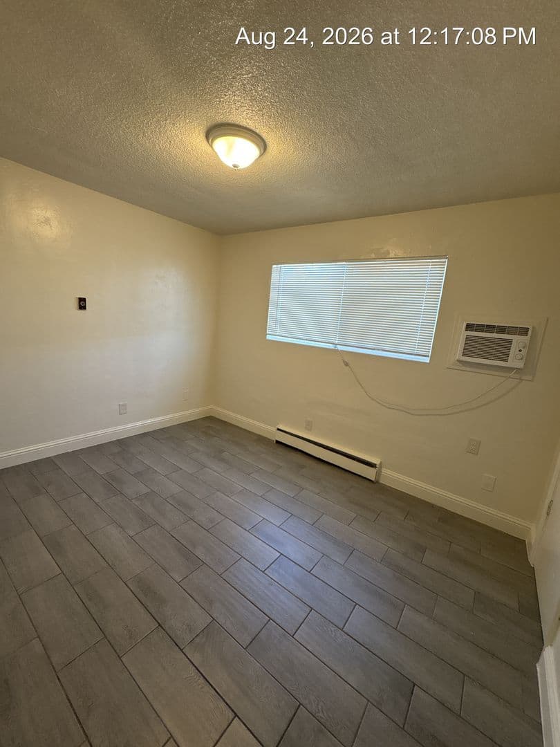 Tulare Apartment: 340-352 S Blackstone St