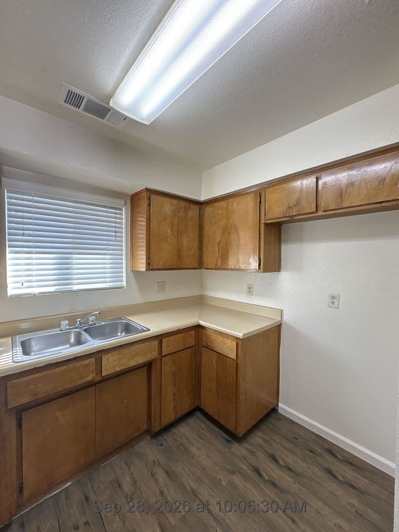 Tulare Apartment: 103-115 West Sonora Avenue