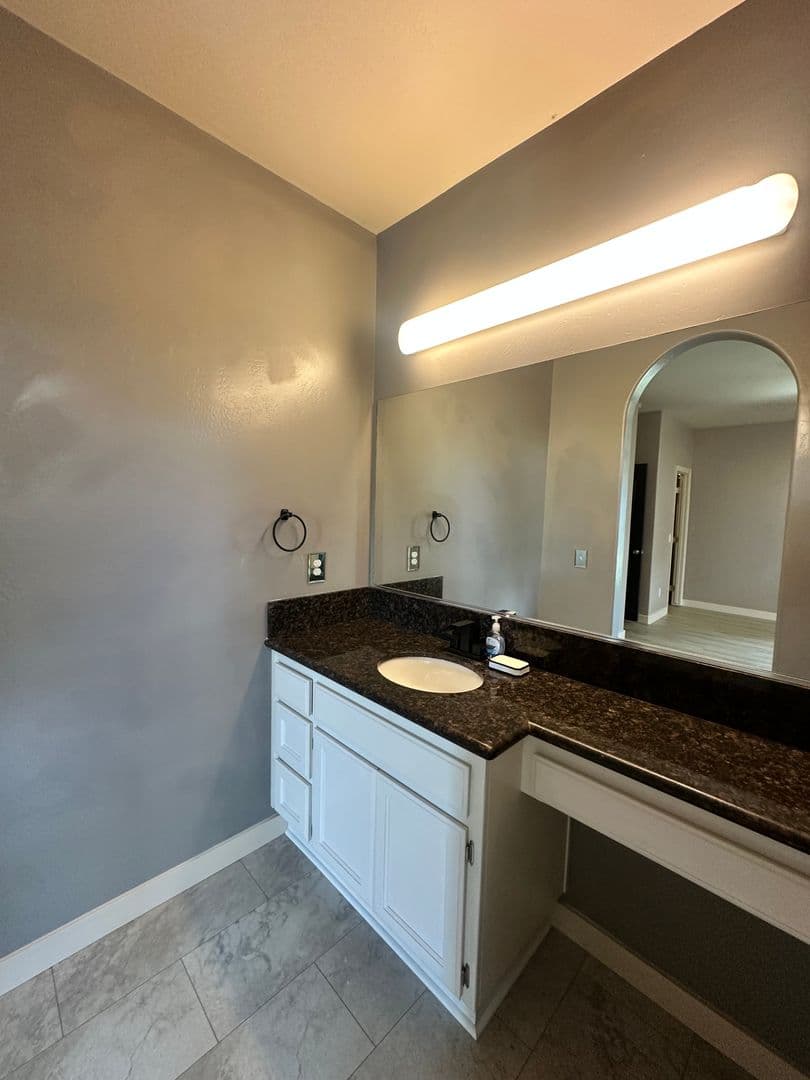 Farmersville House: 421 W. Trinta St