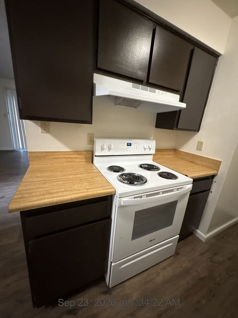 Visalia Apartment: 1300-1446 West Elowin Ave