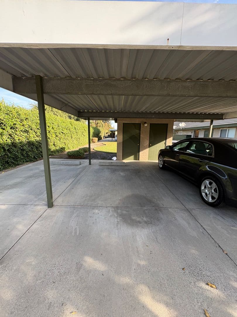Visalia Apartment: 2615-2621 S Maselli