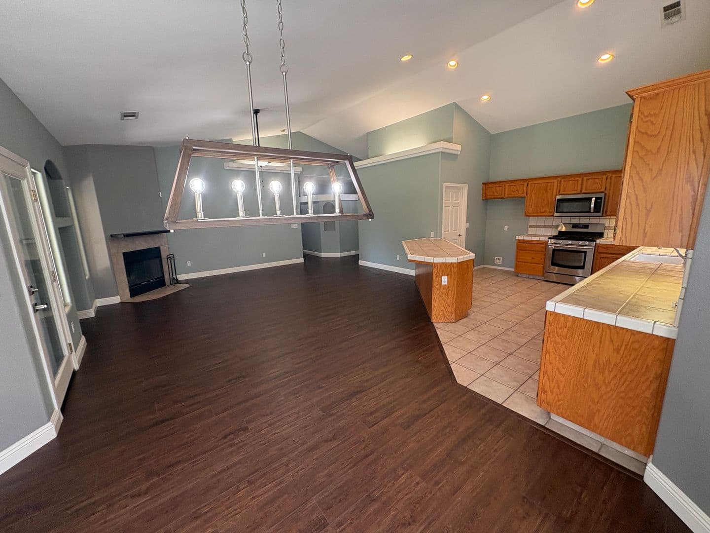Visalia House: 2643 West Oakridge Ave
