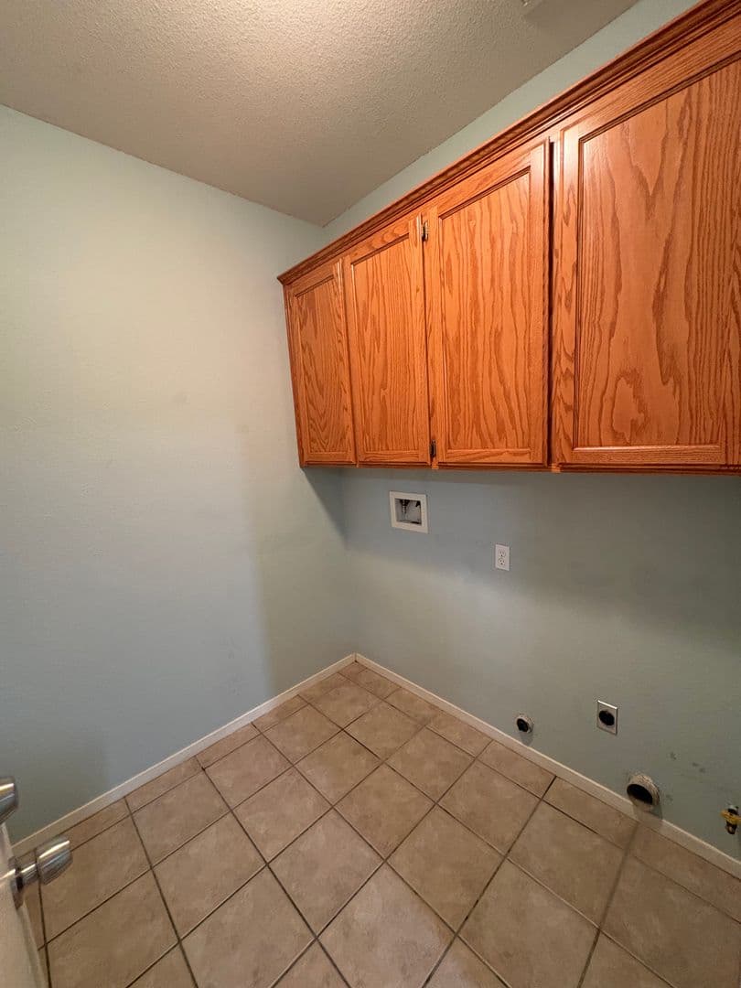 Visalia House: 2643 West Oakridge Ave