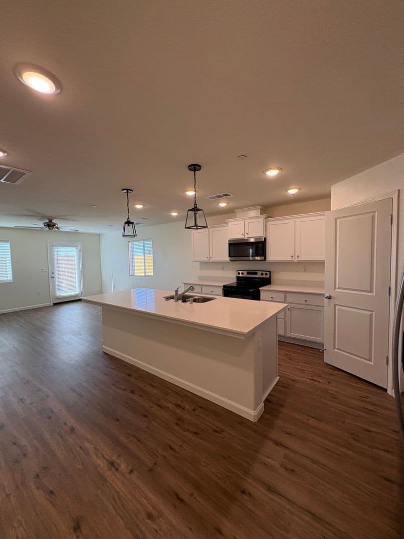 Visalia House: 30643 Marigold Road