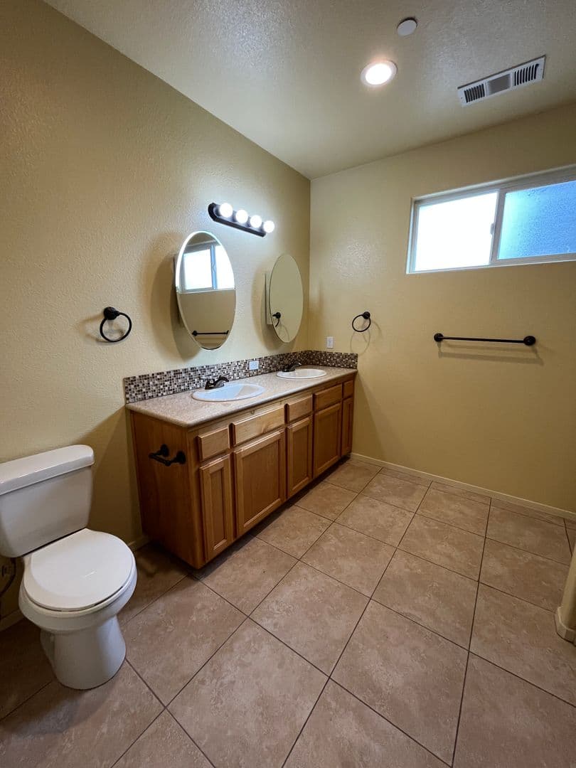 Porterville House: 2139 W Clare Ave