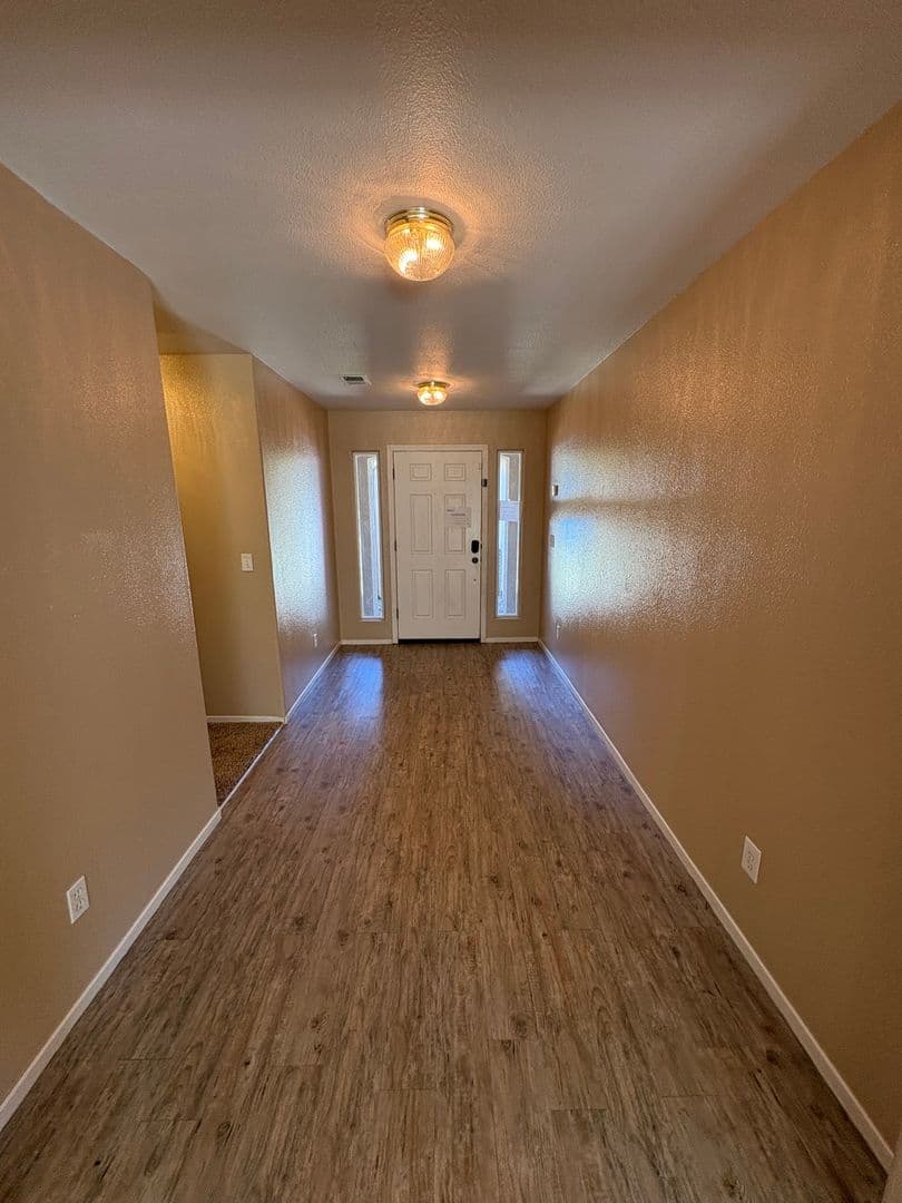 Visalia House: 2967 West Jerome Ave