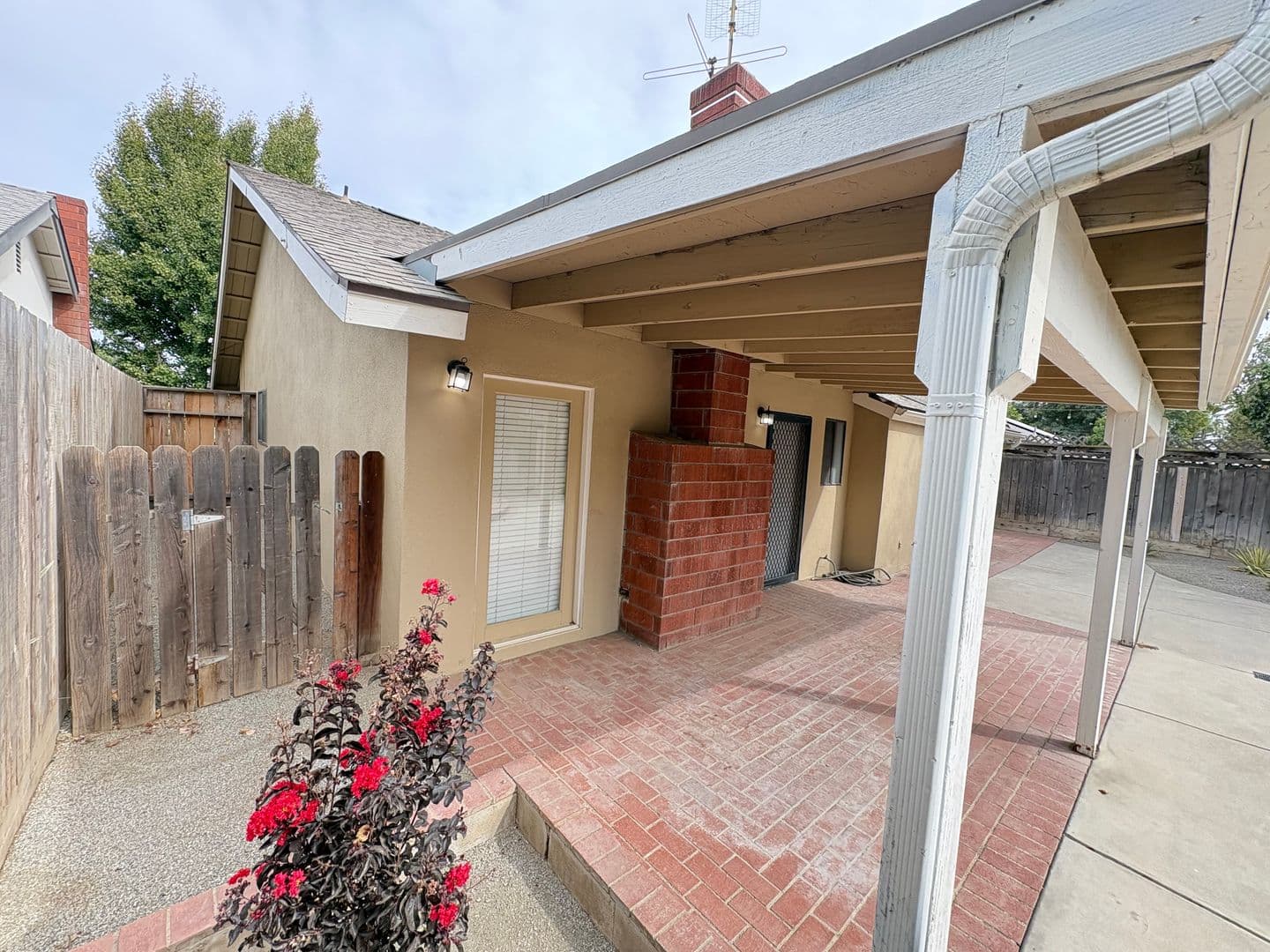 Visalia House: 1931 South Stevenson Ct