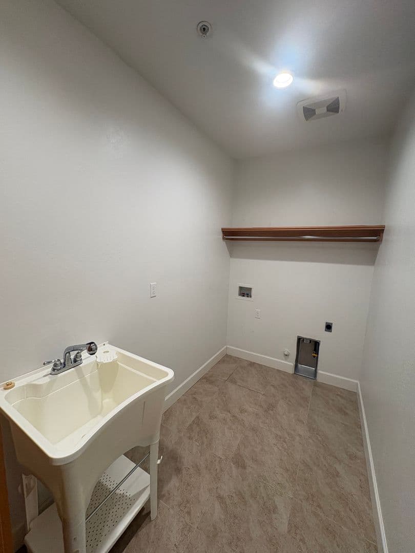 Visalia House: 3215 S Meadowbrook St