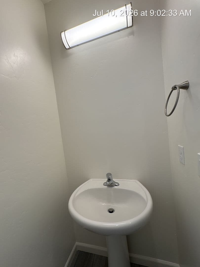 Visalia Apartment: 711-747 S Pinkham