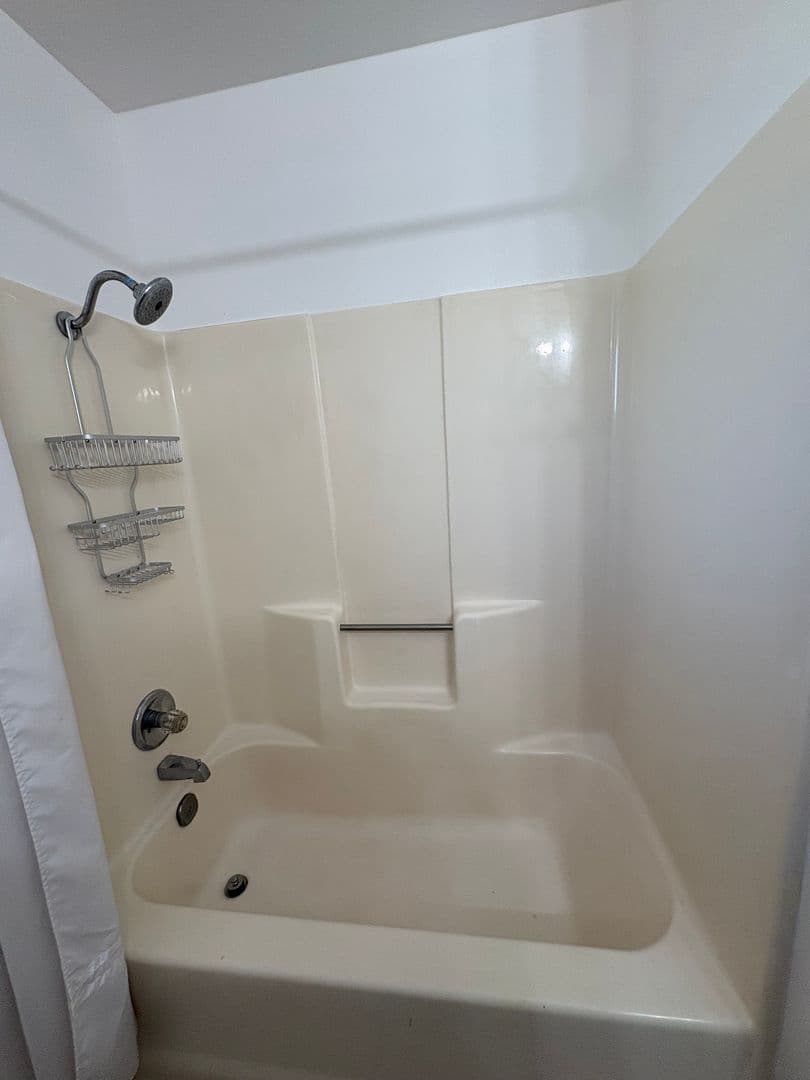 Visalia House: 2642 N Fairway St