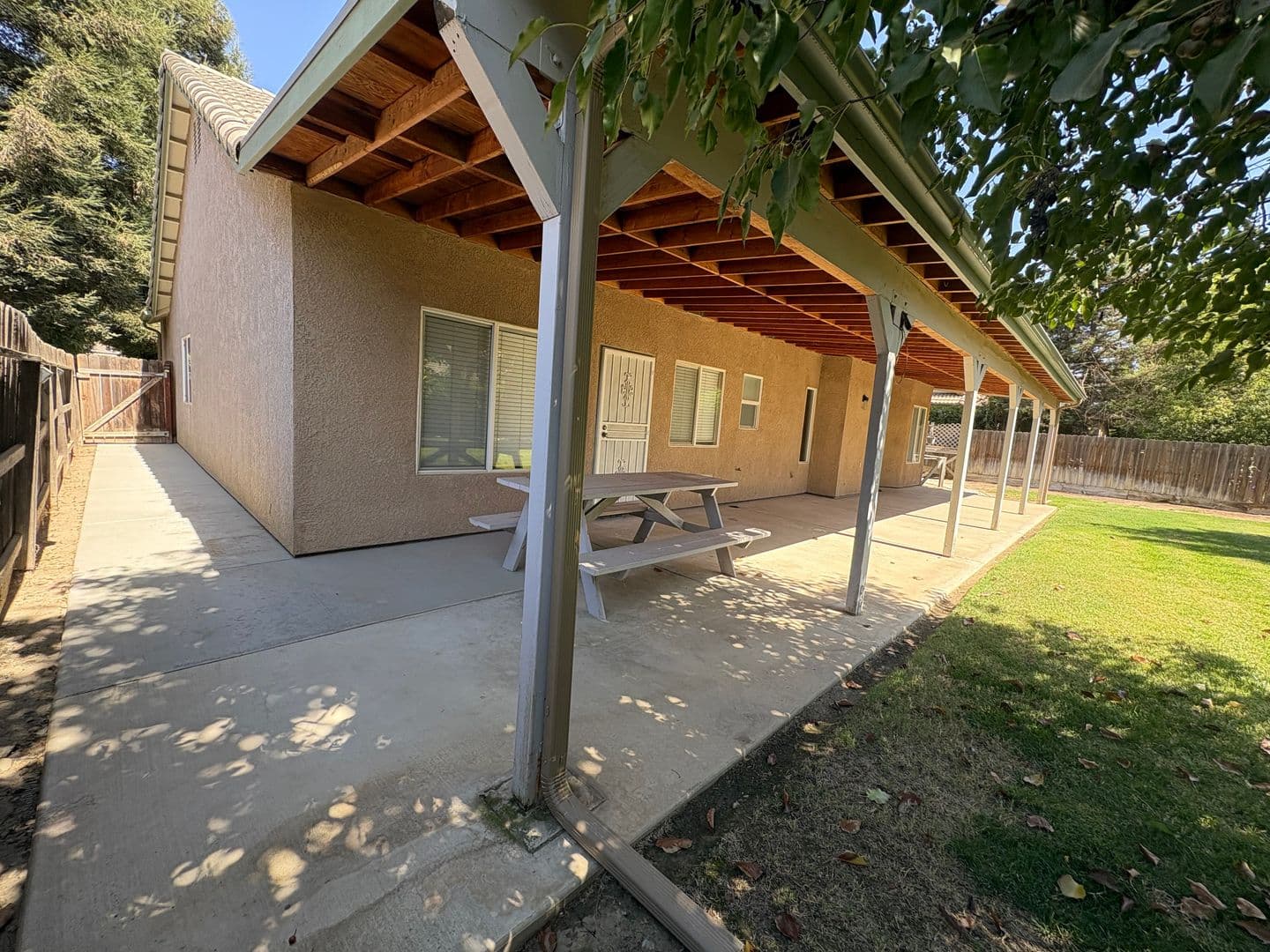 Visalia House: 2643 West Oakridge Ave