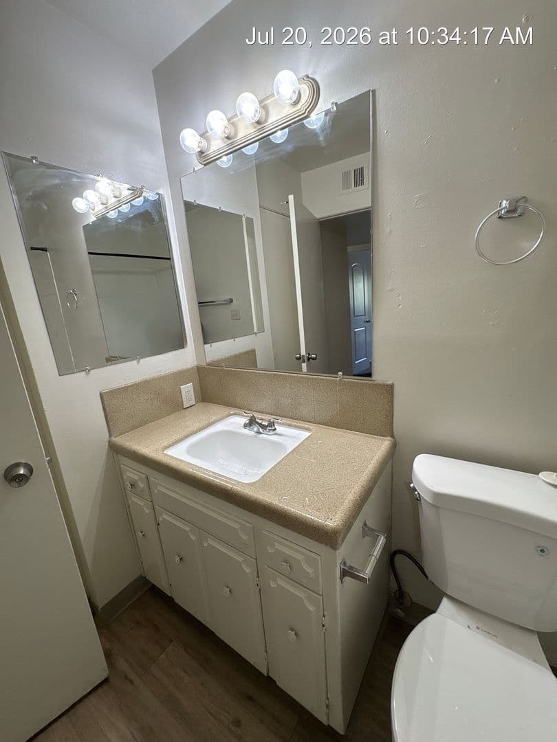 Visalia Apartment: 1418 S Crowe St