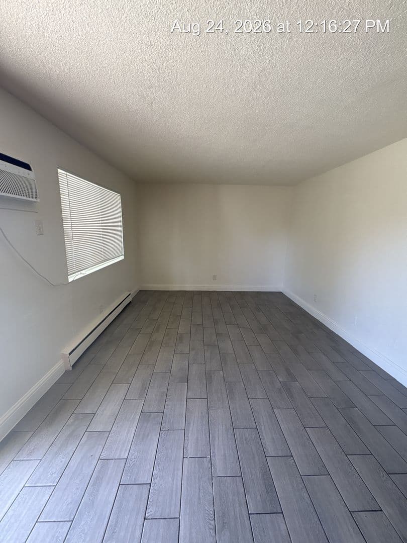 Tulare Apartment: 340-352 S Blackstone St