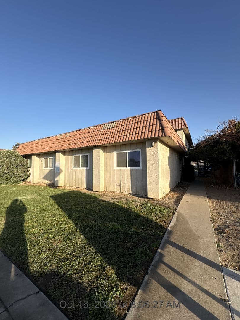 Visalia Apartment: 816 West Murray Avenue