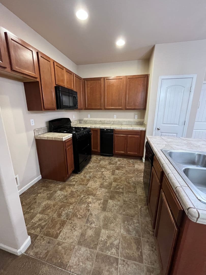 Porterville House: 1884 W Roby Ave