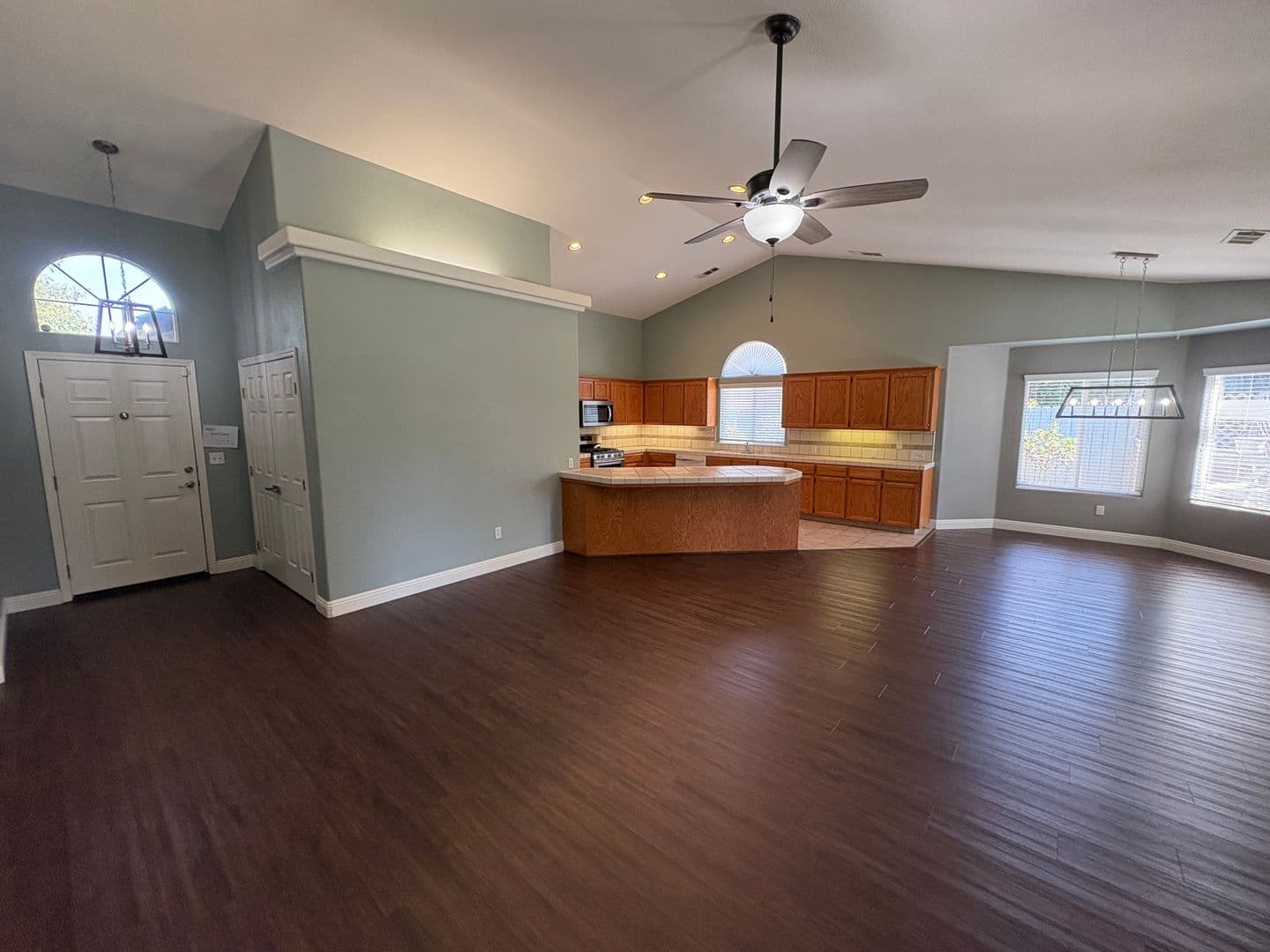 Visalia House: 2643 West Oakridge Ave