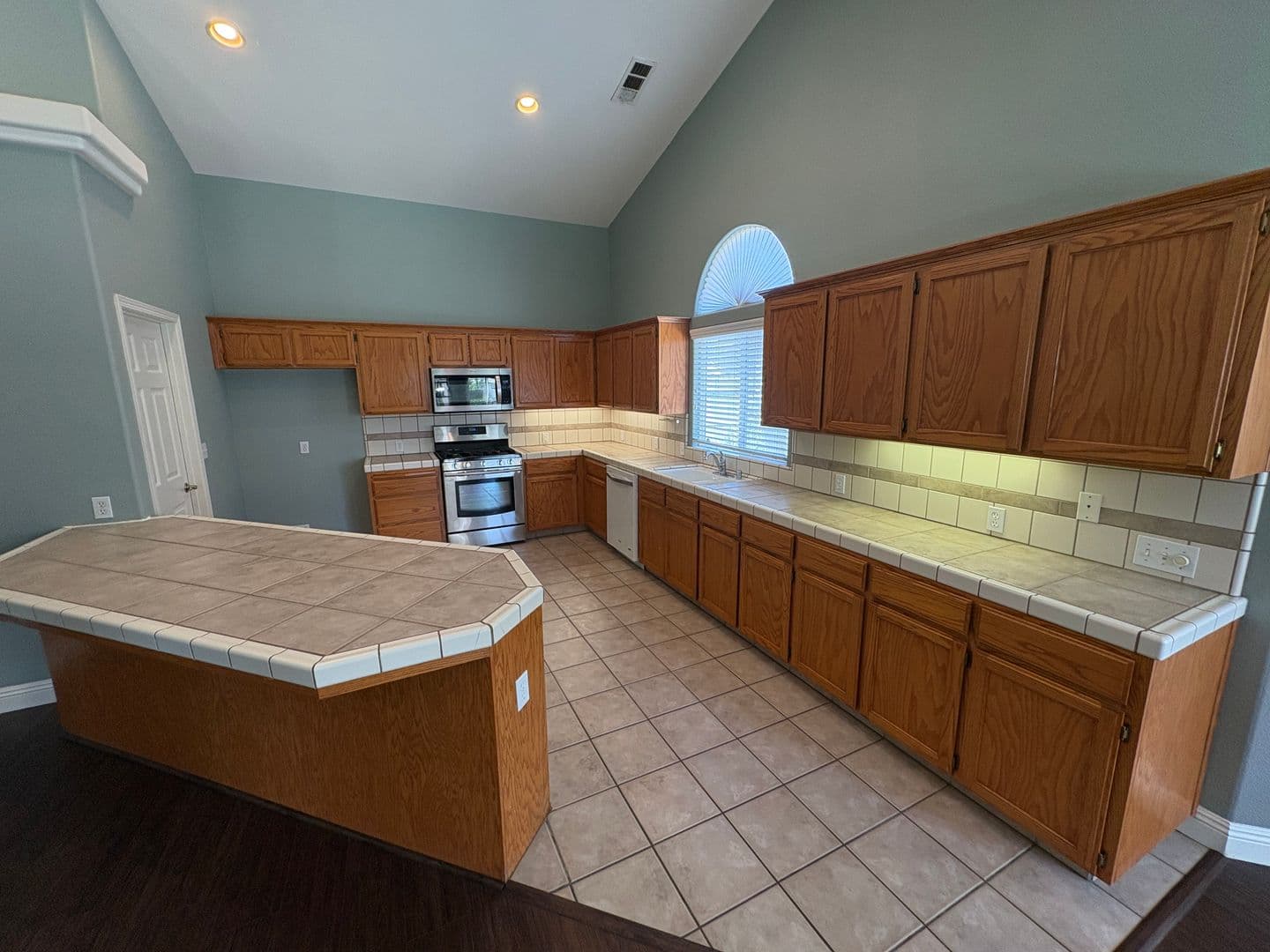 Visalia House: 2643 West Oakridge Ave