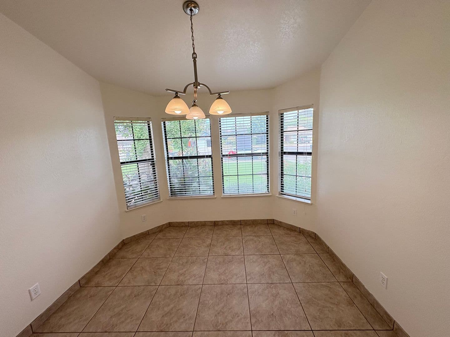 Visalia House: 1931 South Stevenson Ct