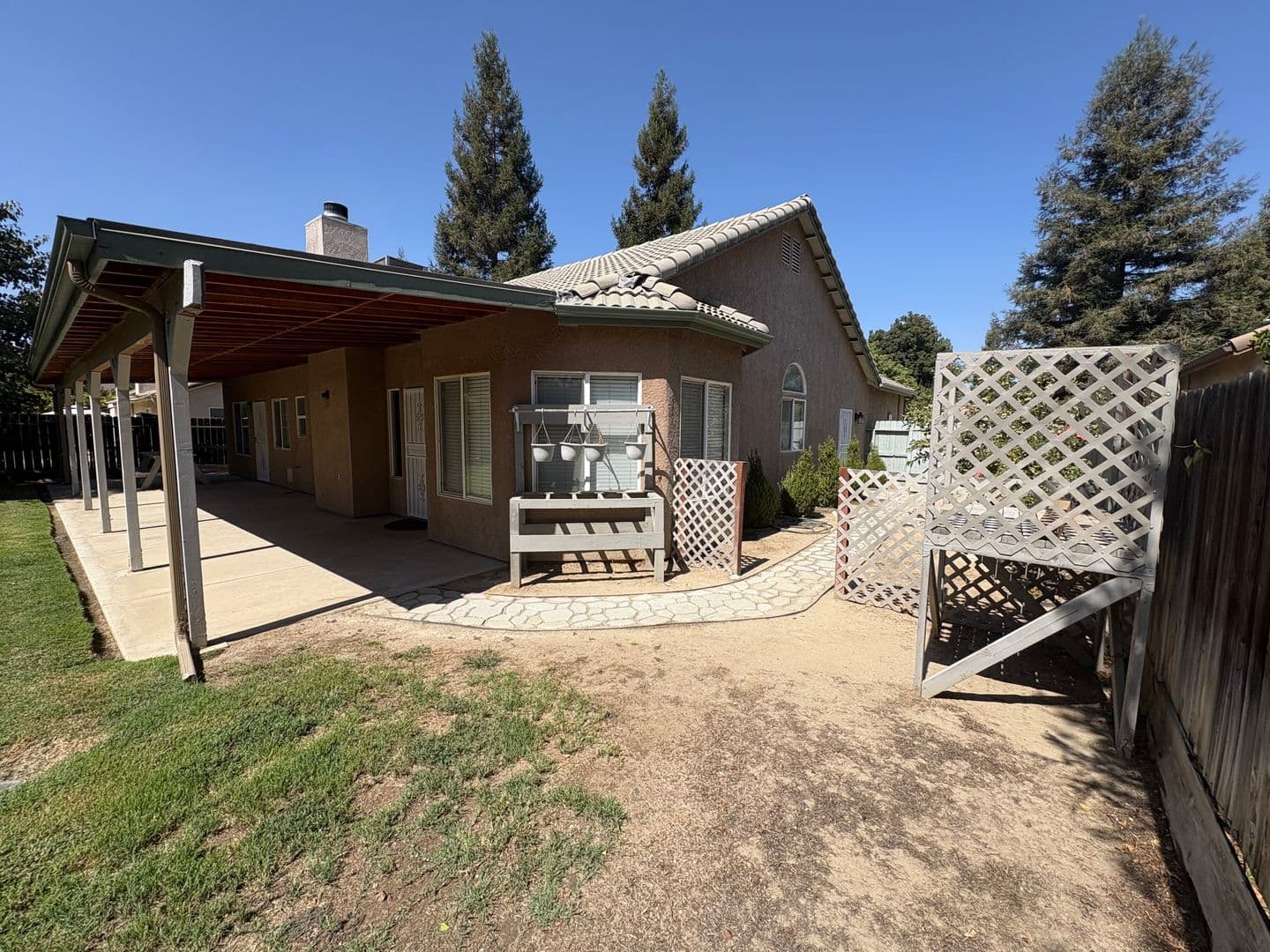 Visalia House: 2643 West Oakridge Ave