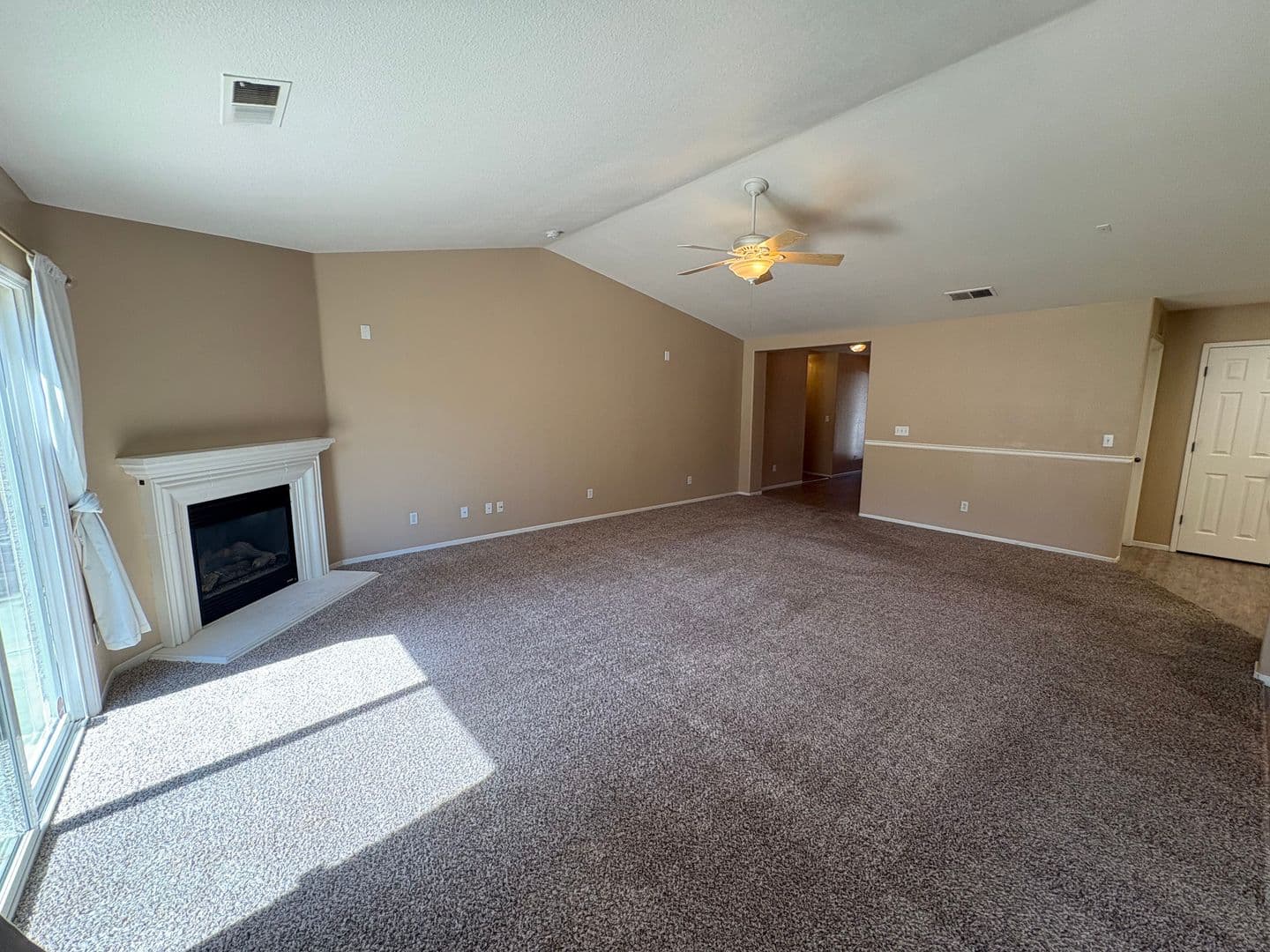 Visalia House: 2967 West Jerome Ave