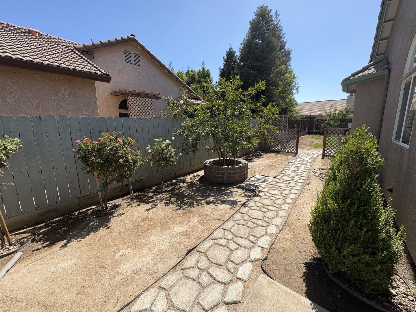 Visalia House: 2643 West Oakridge Ave
