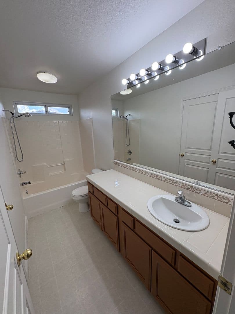 Visalia House: 5928 West Whitley Ave