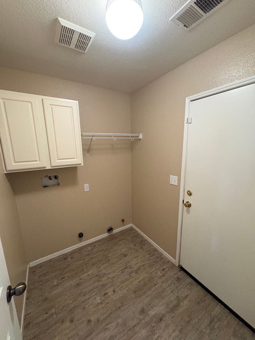 Visalia House: 2967 West Jerome Ave