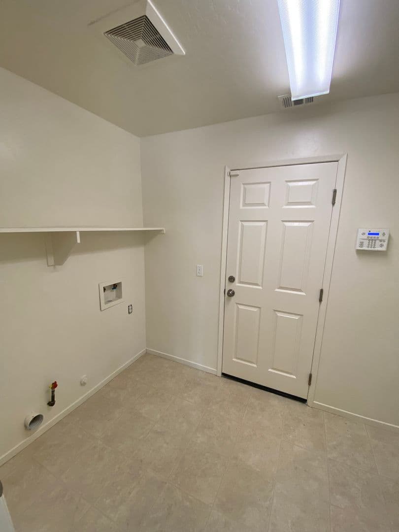 Visalia House: 1025 West Reese Ct