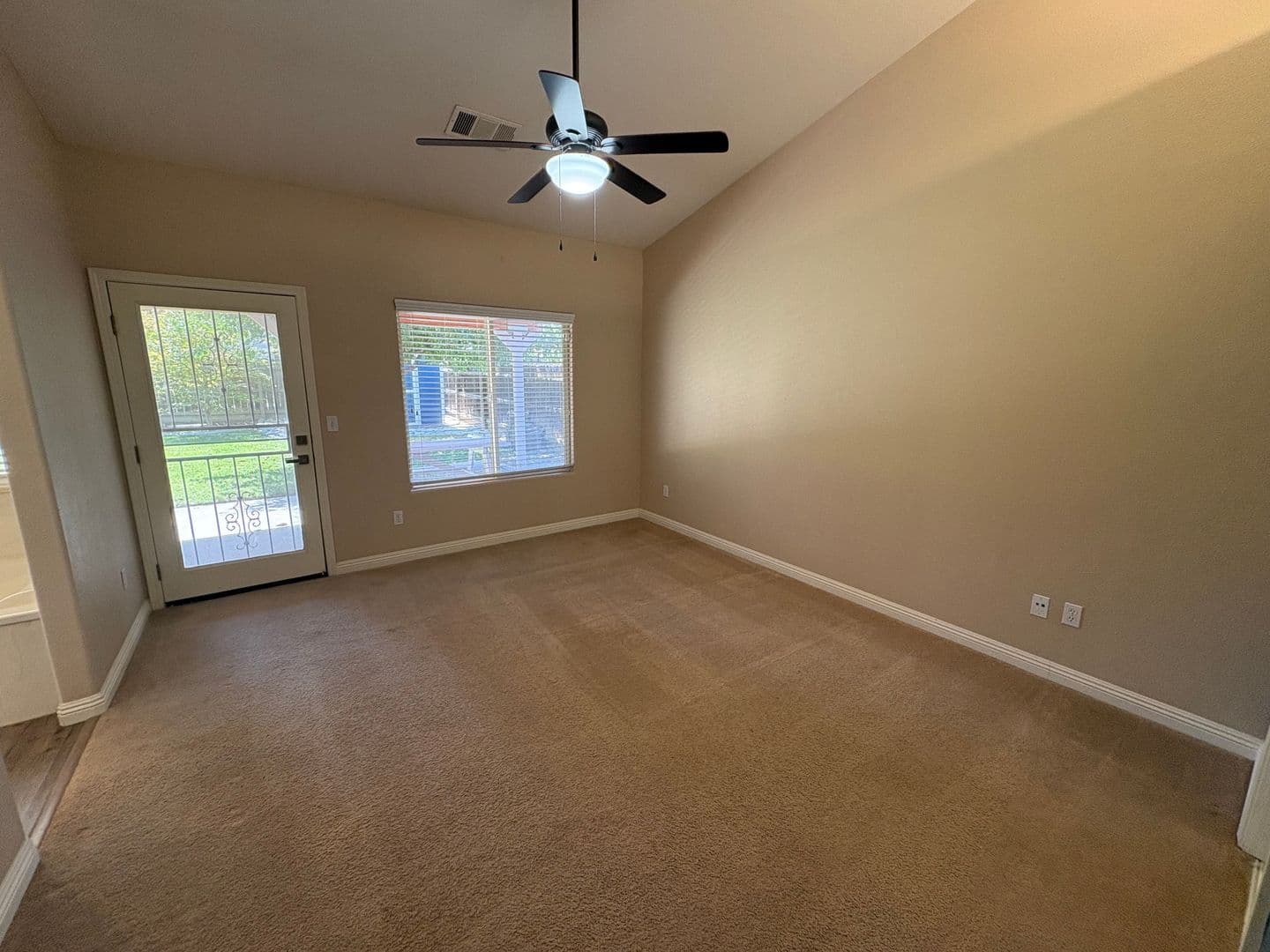 Visalia House: 2643 West Oakridge Ave