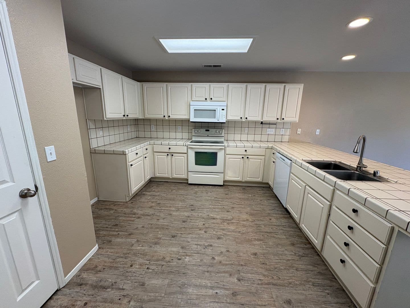 Visalia House: 2967 West Jerome Ave