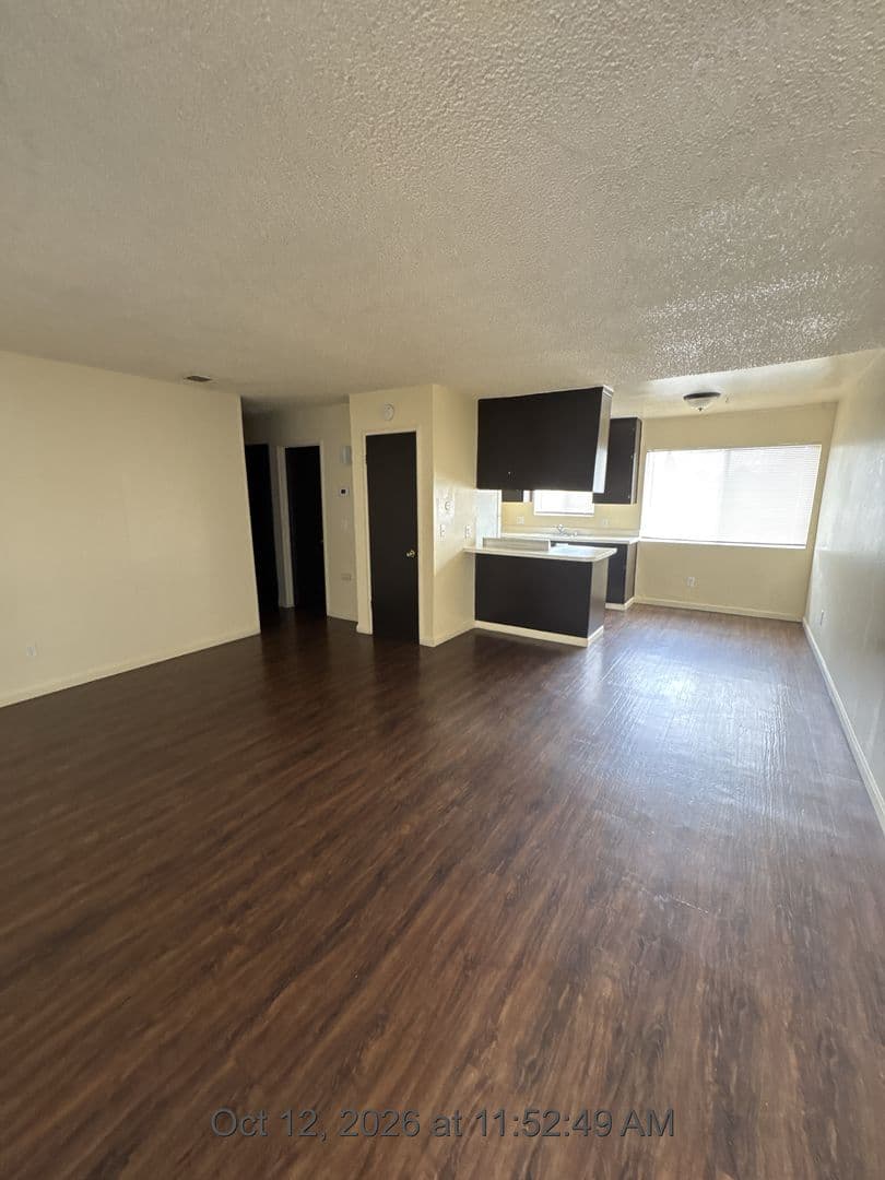 Visalia Apartment: 615 S Demaree St