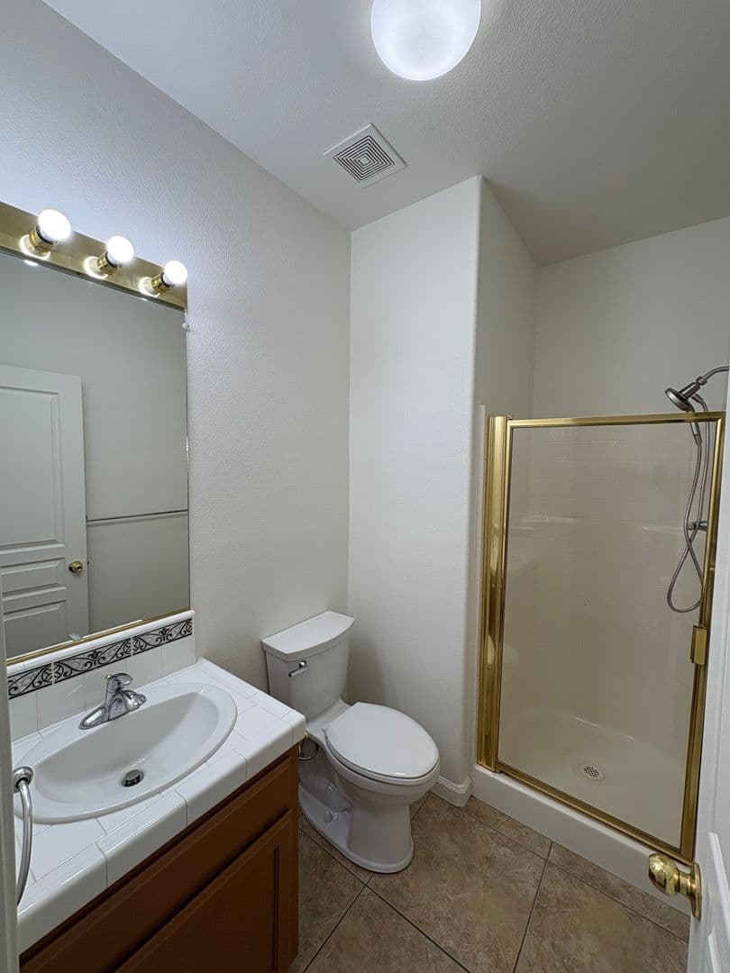 Visalia House: 5928 West Whitley Ave