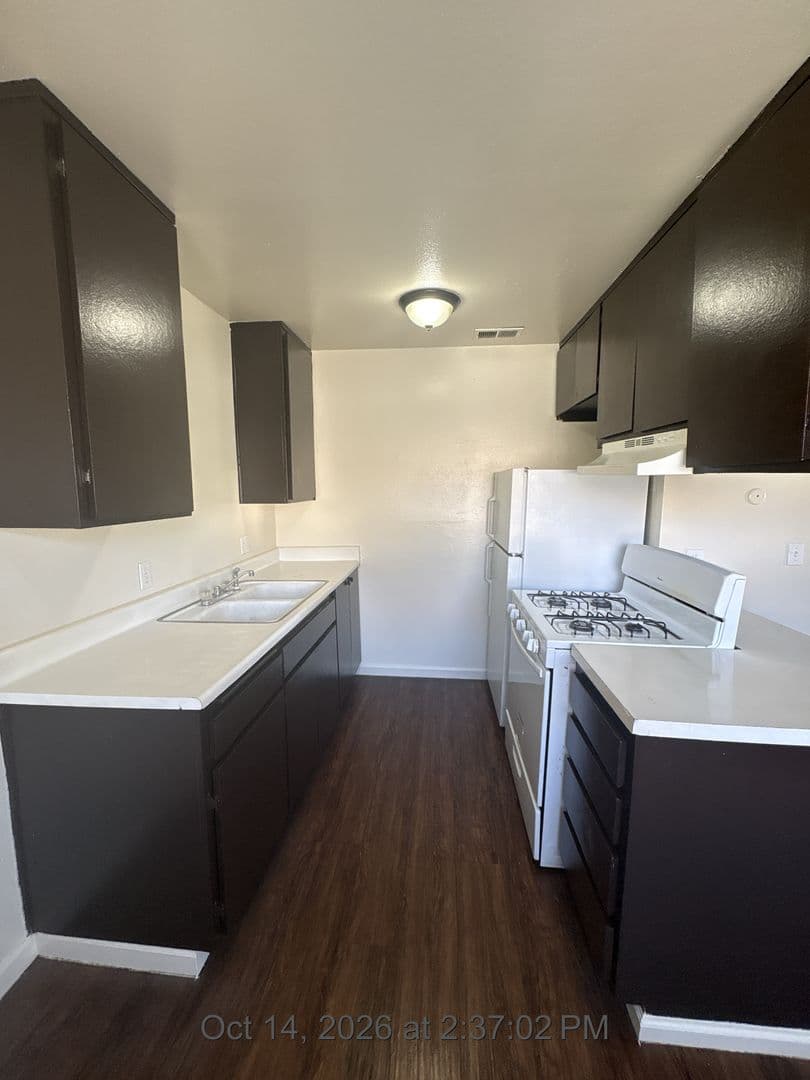 Visalia Apartment: 615 S Demaree St